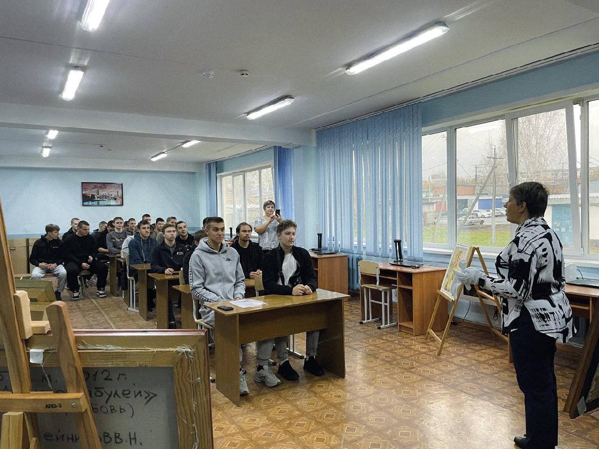 Выездная выставка «Семейные узы» в Топкинском техническом техникуме